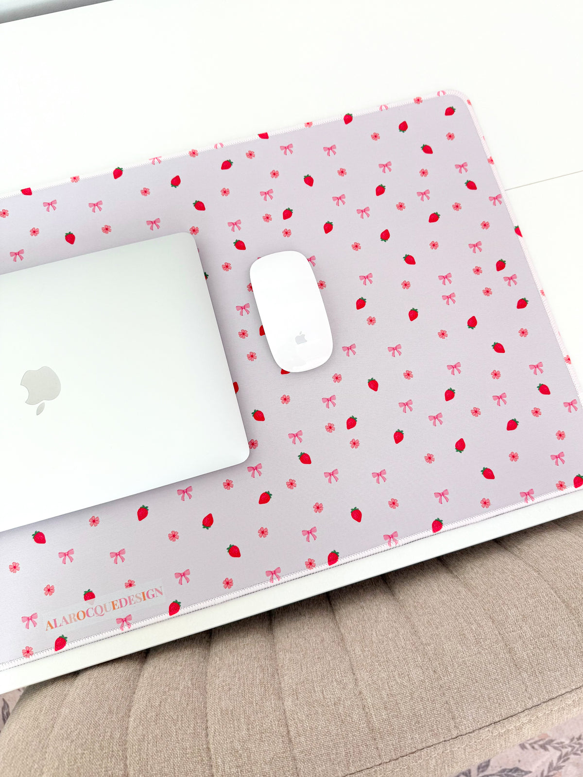 Tapis de bureau | Fraises, boucles et fleurs