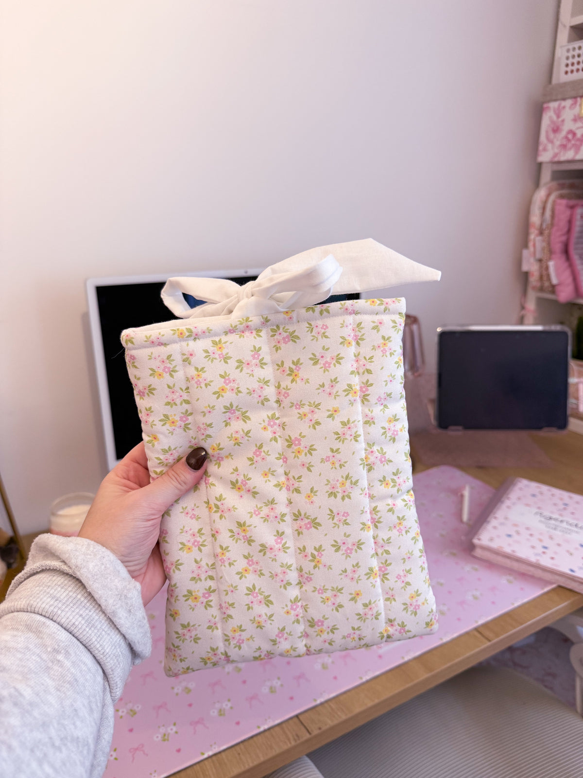Pochette à livre ou liseuse | Mini fleurs jaunes et roses