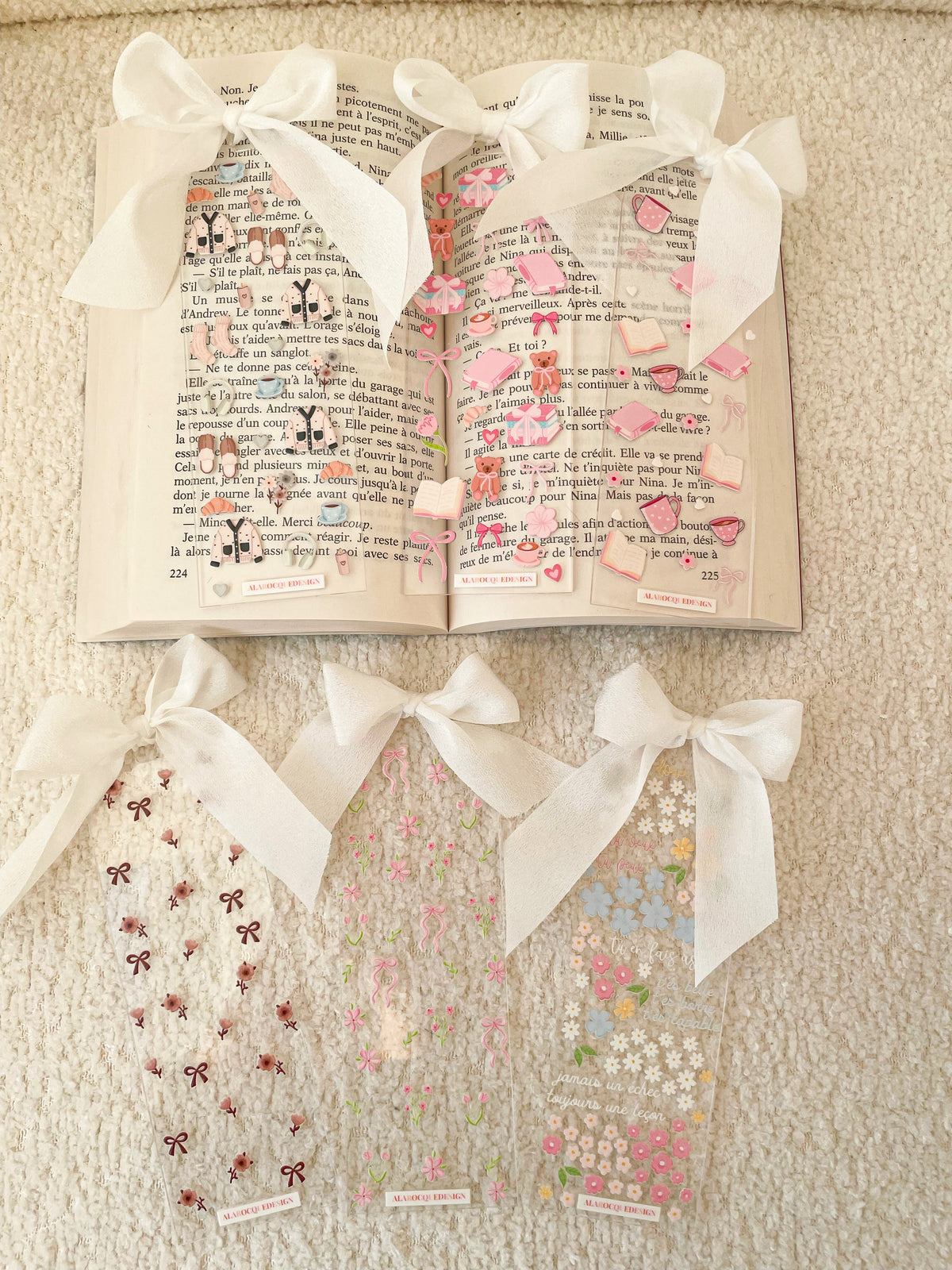 Signet en acrylique avec boucle | Boucles et fleurs brunes