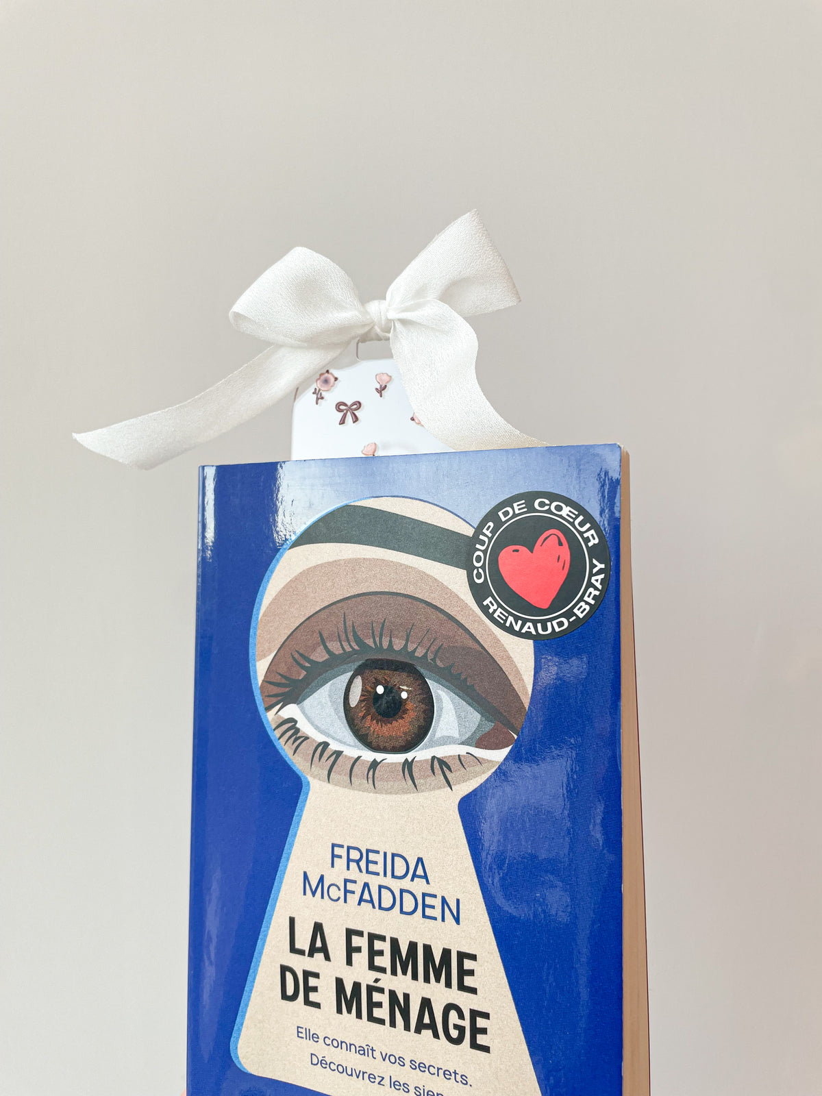 Signet en acrylique avec boucle | Boucles et fleurs brunes