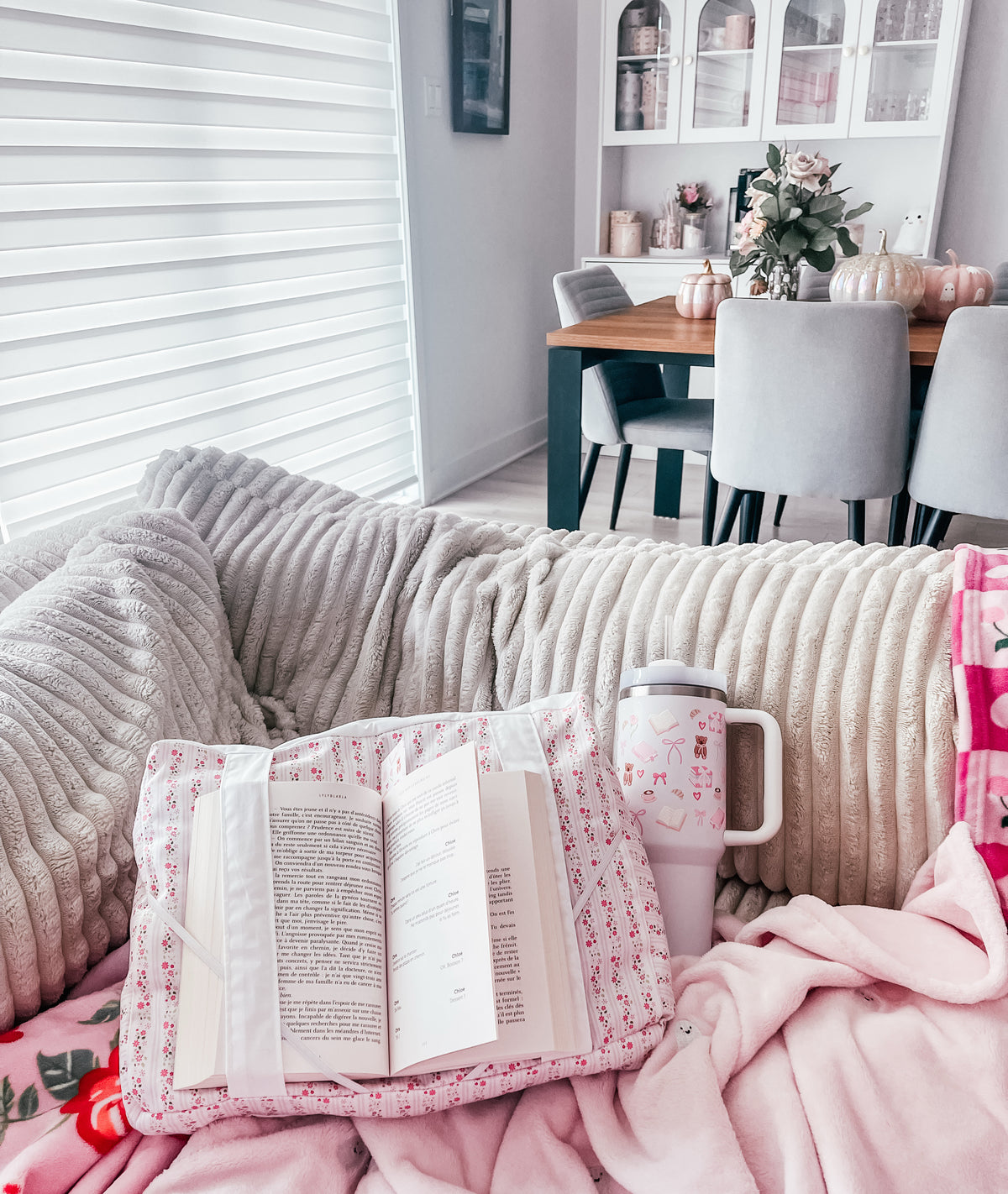 Coussin de lecture | Lignes roses et fleurs