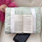 Coussin de lecture | Sauge et fleurs blanches