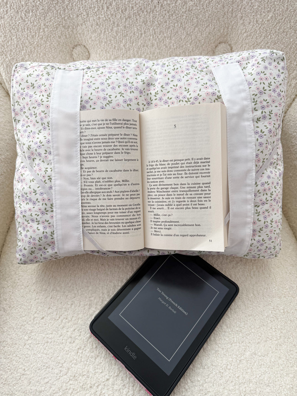 Coussin de lecture | Fleurs mauves et roses avec feuilles