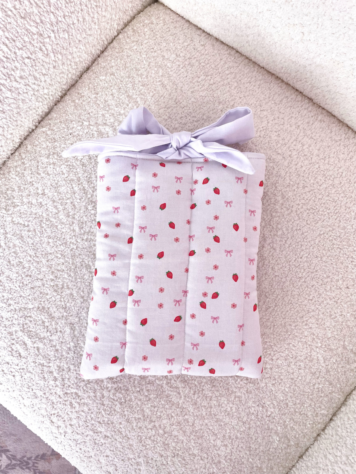 Pochette à livre ou liseuse | Fraises et boucles
