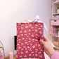 Pochette à livre ou liseuse | Rouge et fleurs blanches