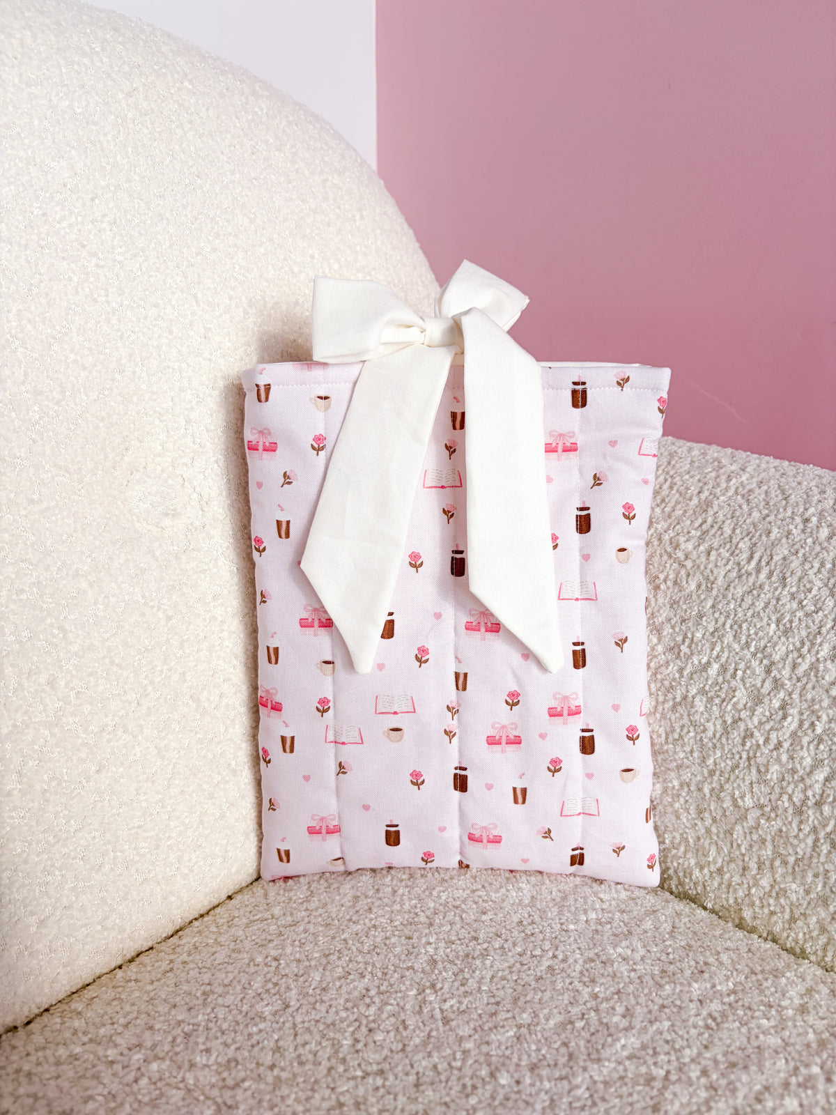 Pochette à livre ou liseuse | Livres, cafés et roses
