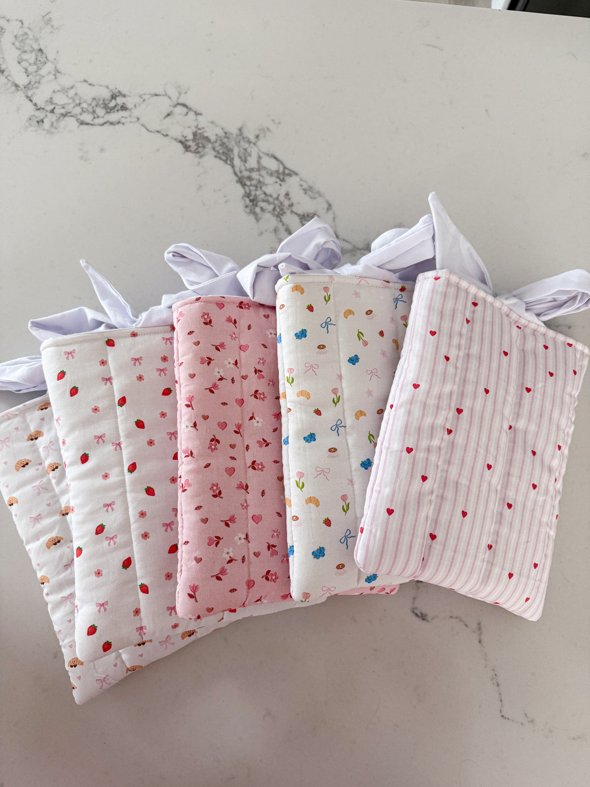 Pochette à livre ou liseuse | Fraises et boucles